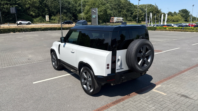 Land Rover Defender 3.0 D250 X-Dynamic SE 90 3dr Auto Diesel Estate - Image 30